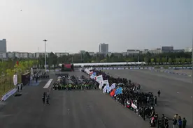 “学生造赛车”竞速郑州！中国大学生方程式汽车大赛首次来豫图片