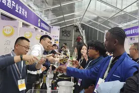 品伊比利亚火腿、寻专业合作商，全球酒类品牌齐聚成都图片