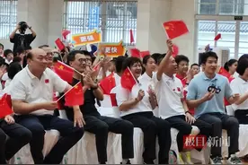 陈艺文双人三米板夺金，母亲激动落泪，父亲看完第五跳才松口气图片