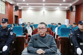 被控与他人共谋骗取医保基金1076万！贵州省黔西南州委原常委、秘书长张玉龙受审图片