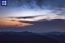 紫金山-阿特拉斯彗星划过天际 多点位捕捉震撼瞬间图片