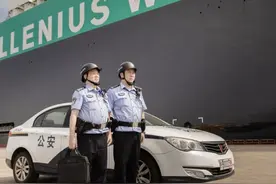 无惧“烤”验，彰显国门“警”色图片