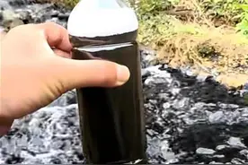 有博主发视频称重庆江津一地有黑臭水排入长江，当地回应：正在调查图片