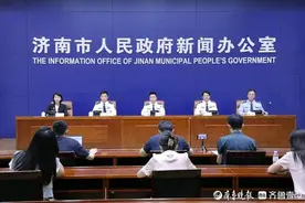 济南公安开展夏夜治安巡查宣防，已查扣涉黄小广告5.8万余张图片