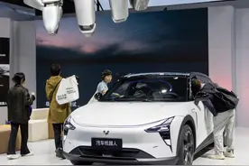 财经聚焦｜国产AI大模型加速“上车”图片