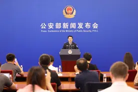 截至今年4月底，全国共办理户口迁移“跨省通办”业务355万余笔图片
