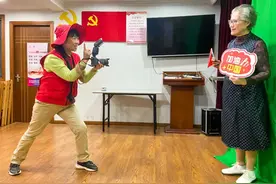 咔嚓！为“共和国同龄人”定格笑容图片