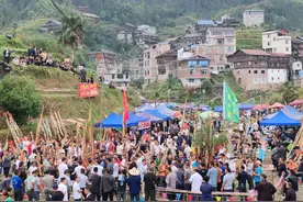民族团结丨融水各民族群众共同吹响芦笙曲图片