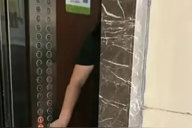 “不止一次了，太没素质！”早高峰，女子长按电梯等孩子惹众怒！图片