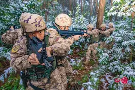 鏖战风雪 直击武警特战野外捕歼图片
