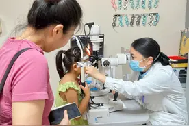 7岁女童经常翻白眼，竟是患上罕见斜视图片