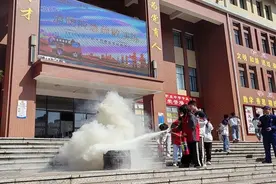 嘉禾职中开展消防疏散应急演练图片