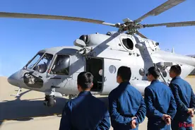 灾情勘察、物资运输、运送伤员……西部战区空军保障多家地方单位同时在空开展救灾飞行图片