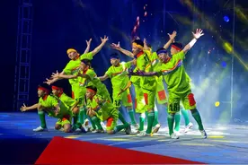 “国风少年”杂技艺术嘉年华点亮韶山“杂技之夜”图片