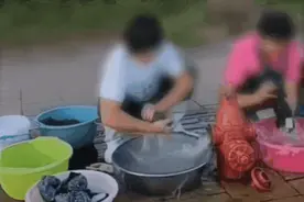 离谱！2名女子用消火栓当街洗衣服图片