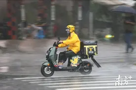 暴雨来袭你的外卖能到吗？平台呼吁给予骑手更多关爱和体谅图片