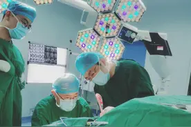 患上发病率三千分之一的罕见遗传病，女子全身长满百余颗疙瘩图片