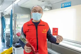 每次都是400毫升，他投身于献血事业长达8年图片