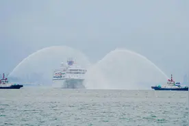 邮轮母港举行海上水门欢迎仪式！“蓝梦之星”号邮轮今日首航青岛图片