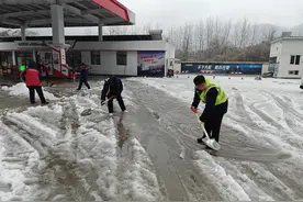湖北黄石石化公司全员迎雪上岗，确保客户加得上油图片