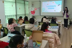 “太神奇了”！孩子们在大学生志愿者指导下体验非遗水拓画的魅力图片