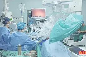 “华医生”入职可问诊 机器人上岗做手术图片