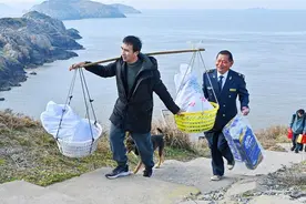 新春走基层丨百年灯塔守护来往船舶，“一岛三人”新春驻守悬水孤岛图片
