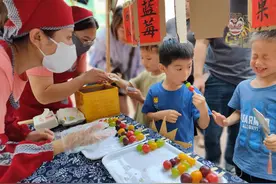 模拟赚钱和消费场景，新乡市新区育才幼儿园举办“夏日集市”图片