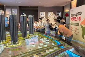 热点城市楼市实探｜同比大涨979%，有人冒雨看房，有人当场下定图片