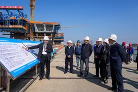 江西南昌：“政府开放日” 各界代表共鉴跨江桥梁施工盛况图片