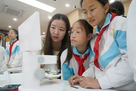 为孩子们讲述中国的钢铁之路，中国科学院专家走进小学播“火种”图片