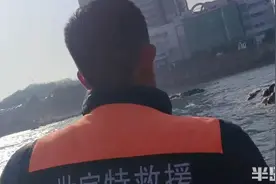 青岛故事｜大潮+风浪，两游客被困礁石！暖心，救援队驾船急营救图片