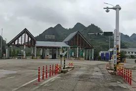 两公布一提示 | 关于G7611都香高速六六段陡箐收费站入口治超点施工货车绕行的公告图片