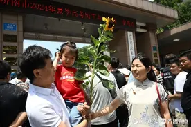 这位妈妈亲手种下向日葵，只等儿子高考这一天图片