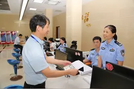 漳州开发区交警大队办出惠民利企“通行证” 助推新能源汽车企业发展图片