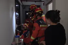 3个月大婴儿不慎被困室内，消防员紧急破门救援图片