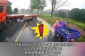 三败俱伤！大货车雨天弯道超车三车撞成一团图片