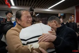 女孩3岁时被拐，时隔35年在三八节与亲生父母团聚：小时候每晚梦想追着星星跑回到他们身边图片