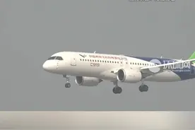 国产C919及ARJ21飞机首次访港参加活动，香港机场“水门礼”迎接图片