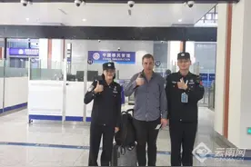 中老铁路迎来首位240小时过境免签入境旅客图片