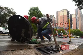 曾在离地17米的下水道清污，湖北鄂州管道“清道夫”强忍呕吐坚守岗位图片