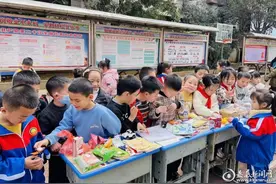 双峰县永丰街道中心小学：爱心义卖 扶危济困图片