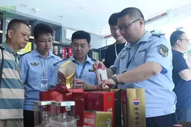 承诺“假一赔十”却“打了脸” 海口一商行因售涉嫌假冒侵权白酒被查图片