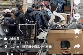 排队买哪吒卡牌！武汉一玩具店10分钟内卖完200盒，店主：头次见，国漫IP成主流图片