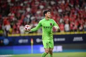 新晋国门蹇韬完成国足首秀，在成都的恩师为他送上祝福和鼓励……图片