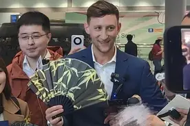这位美国小伙到天津啦！两年前，他曾捐赠日军侵华罪行相册图片