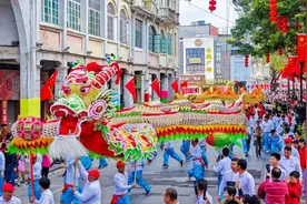 江门：长堤老街上 龙腾狮舞 金蛇献瑞图片