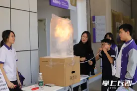 校园科技展秒变“游乐园”，学生：根本停不下来！图片