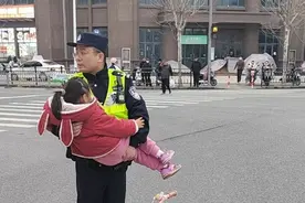 惊险！3岁女童独自穿梭在“蛇形”车流中，幸亏遇上他……图片