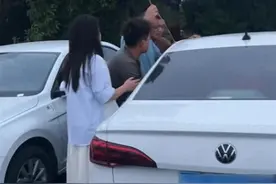 游客爬泰山，将三岁孩子独留车内约4个小时，何止“心太大了”！图片
